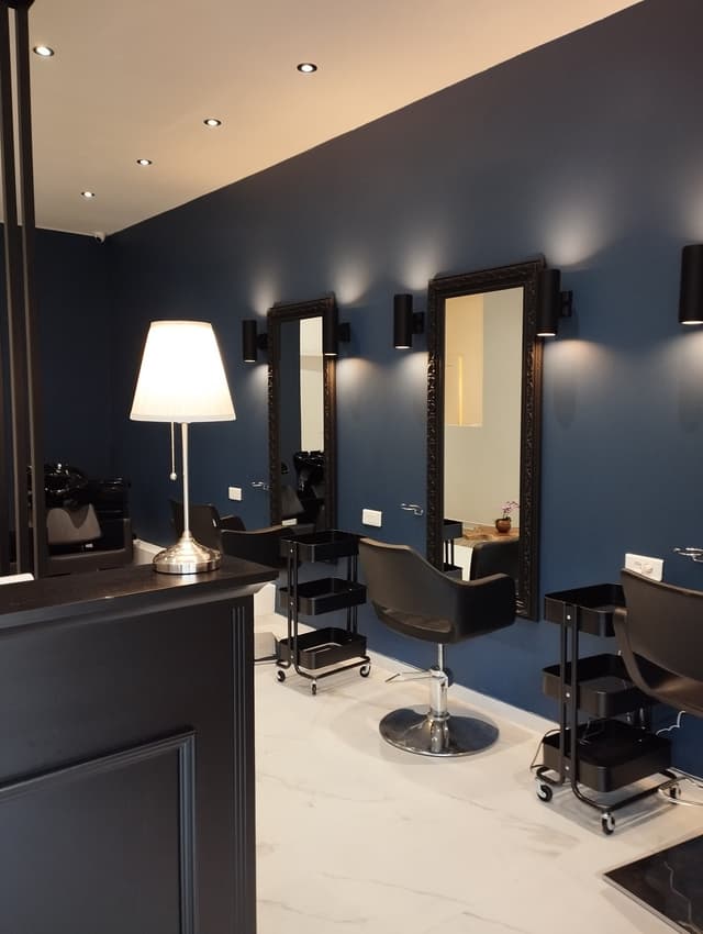 Salon Share — Cabine esthétique / bien-être · Poste de prothésie ongulaire · Fauteuil de coiffure