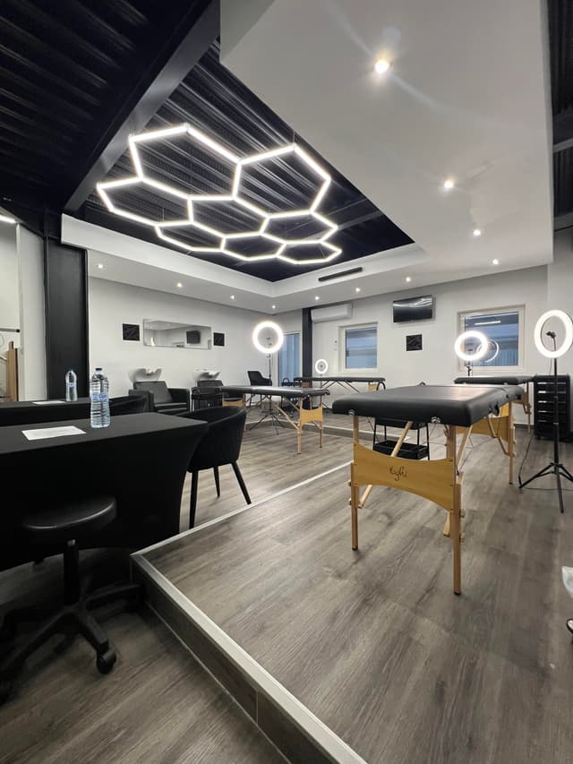HyFives CS — Cabine esthétique / bien-être · Poste de prothésie ongulaire · Fauteuil de coiffure