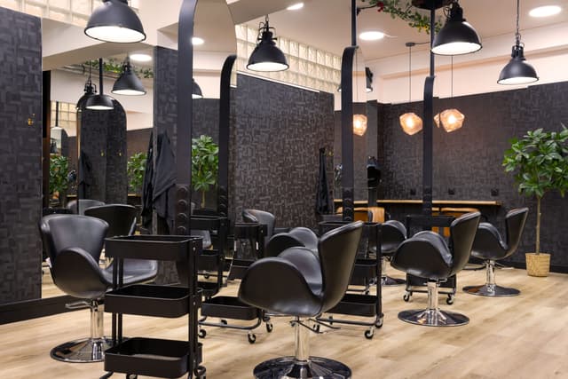 LIB Coworking — Cabine esthétique / bien-être · Poste de prothésie ongulaire · Fauteuil de coiffure
