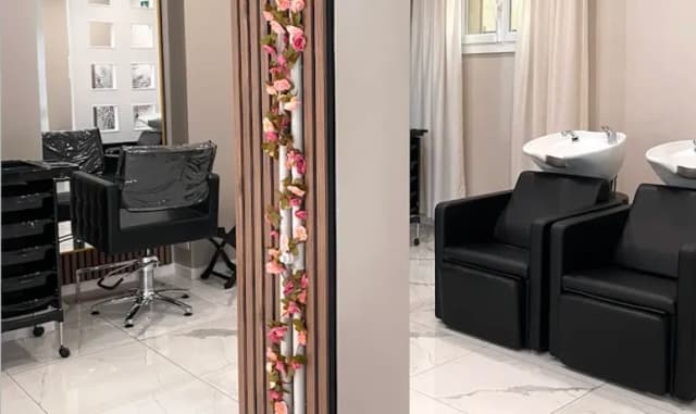 Les Confidentes Coworking — Cabine esthétique / bien-être · Poste de prothésie ongulaire · Fauteuil de coiffure · Poste de maquillage