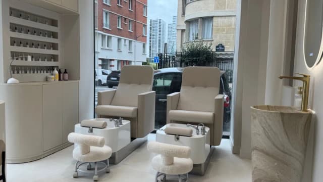 Maison V (Auteuil) — Cabine esthétique / bien-être · Poste de prothésie ongulaire