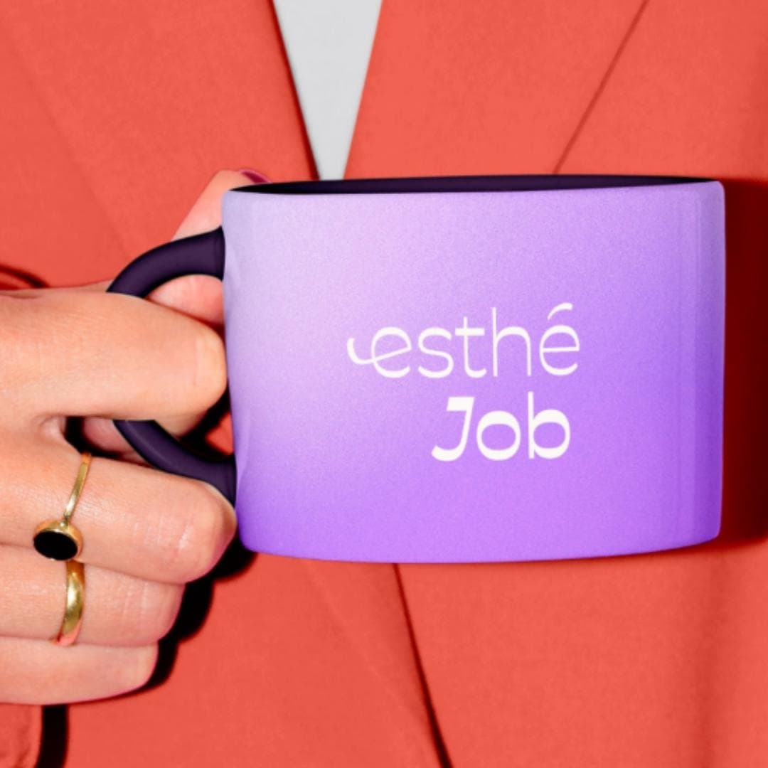 Mug esthéJob violet tenu en main