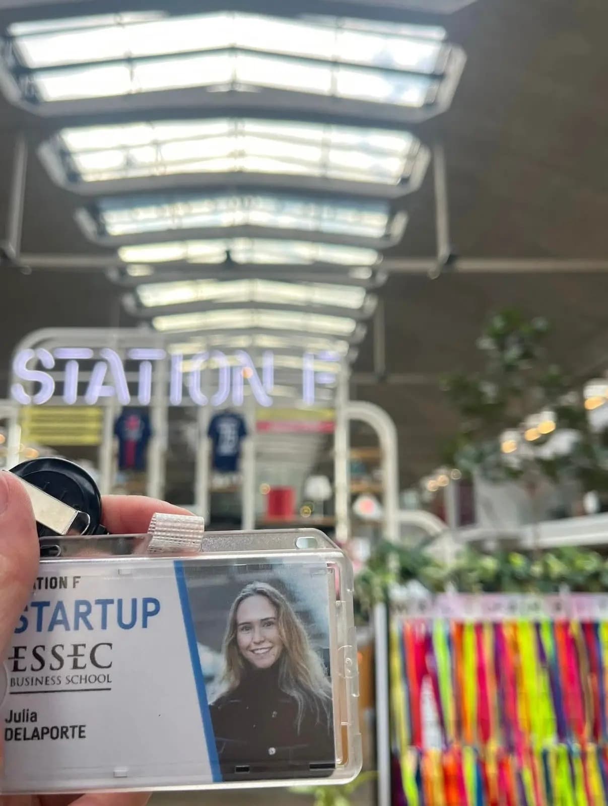 Julia Delaporte à Station F — badge ESSEC Startup