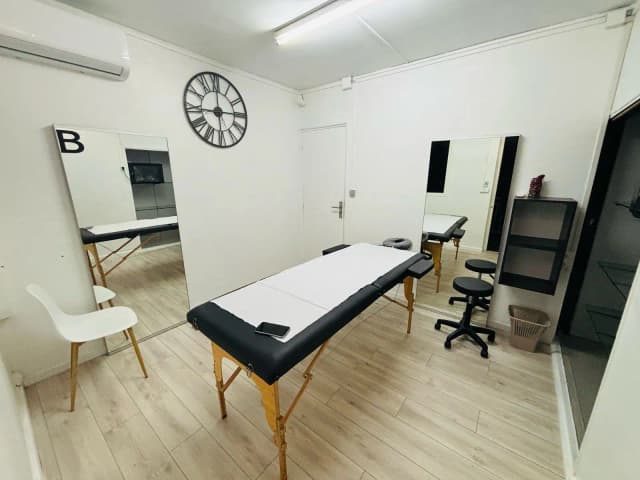 Espace On Fleek — Cabine esthétique / bien-être · Poste de prothésie ongulaire · Poste de maquillage