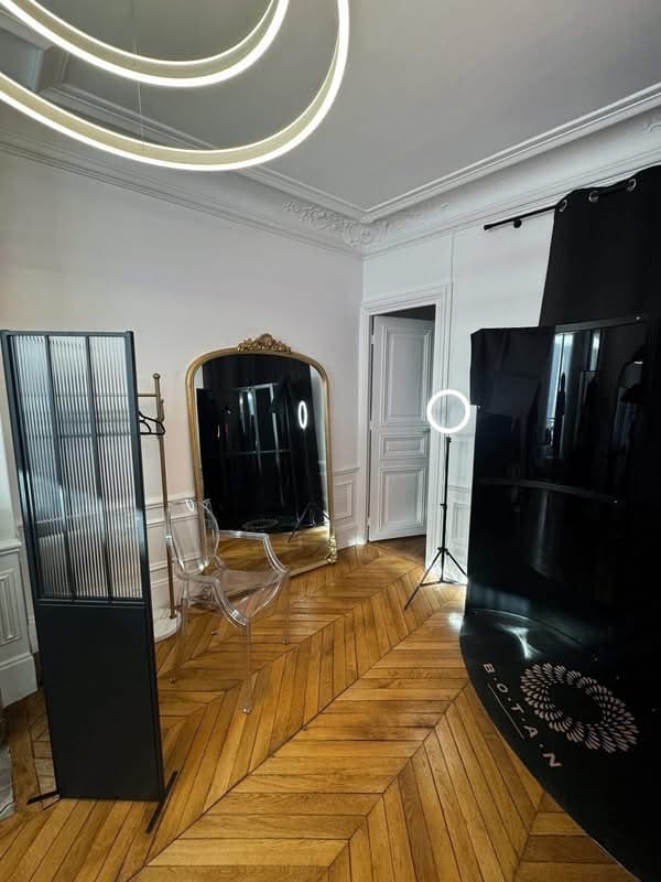 Tan and beauty studio — Cabine esthétique / bien-être · Poste de prothésie ongulaire · Poste de maquillage