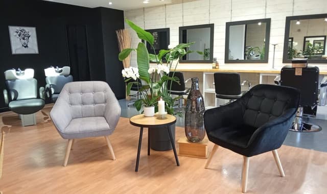 LIB Coworking (Niort) — Poste de prothésie ongulaire · Fauteuil de coiffure