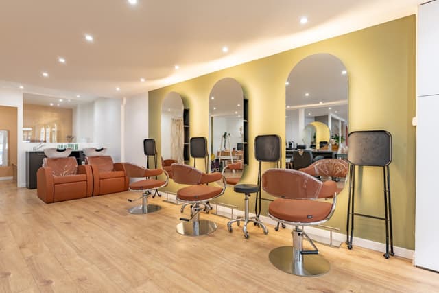 Pampa Coworking — Cabine esthétique / bien-être · Poste de prothésie ongulaire · Fauteuil de coiffure · Poste de maquillage