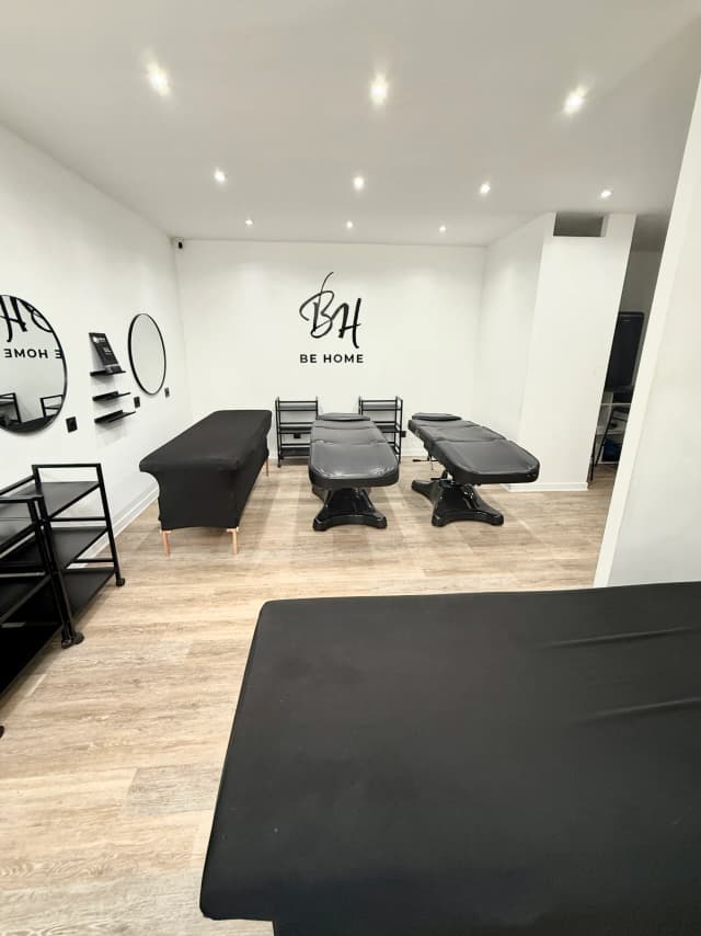BE HOME Coworking — Cabine esthétique / bien-être · Poste de prothésie ongulaire · Poste de maquillage
