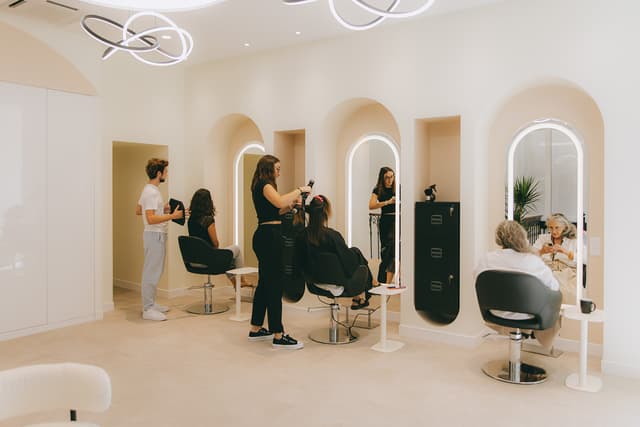 Simpl. Coworking — Poste de prothésie ongulaire · Fauteuil de coiffure