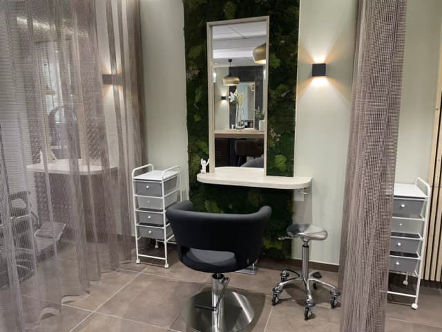 June For You — Cabine esthétique / bien-être · Poste de prothésie ongulaire · Fauteuil de coiffure
