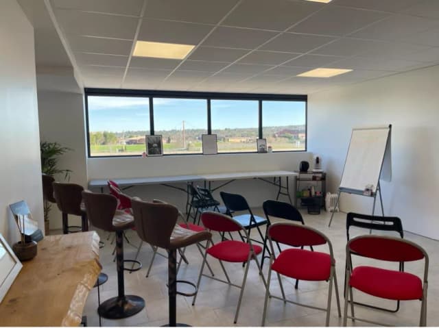 Coworking – Espace Coiffure & Beauté Bien-Être — Fauteuil de coiffure · Bureau / cabinet